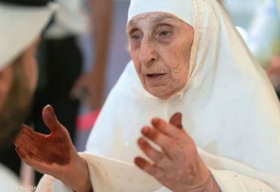 وصول أكبر حاجة إلى السعودية لأداء مناسك الحج عن عمر 130 عاما