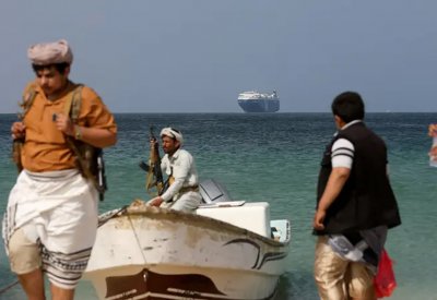 حادث مريب قبالة الحديدة.. استهداف سفينة تجارية