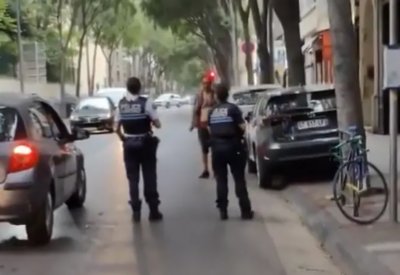 فيديو يغضب الفرنسيين.. شرطيات يفشلن في القبض على مطلوب
