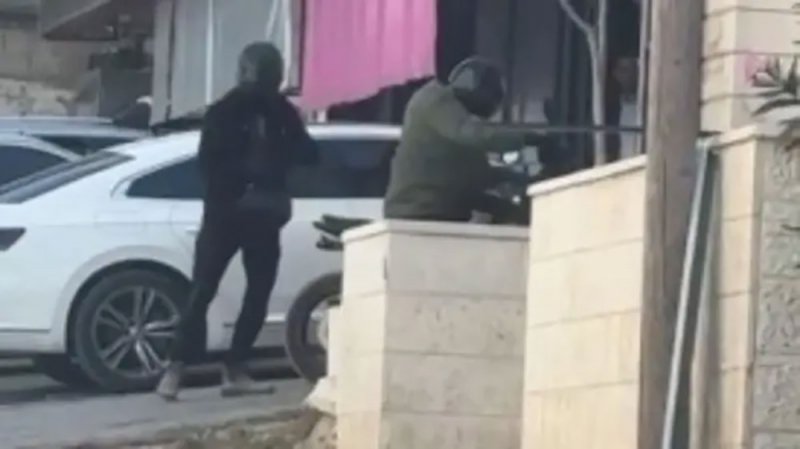 بالفيديو: بطريقة "هوليوود".. ملثمان يسطوان على بنك أمام أعين المارة