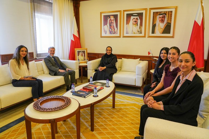  وزيرة الإسكان والتخطيط العمراني تستقبل سفير المملكة المتحدة لدى مملكة البحرين 