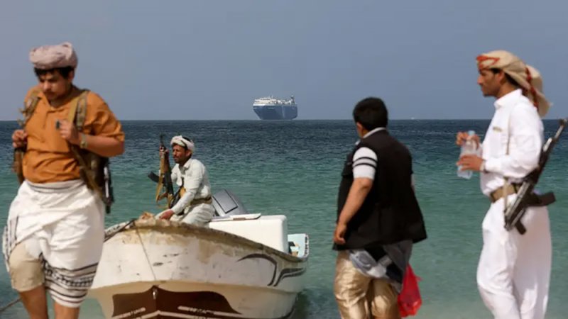 حادث مريب قبالة الحديدة.. استهداف سفينة تجارية