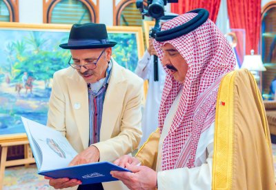 جلالة الملك المعظم يستقبل الفنان التشكيلي عباس الموسوي
