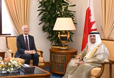 سمو الشيخ علي بن خليفة آل خليفة يستقبل وفدًا من "الملكية للجراحين" في إيرلندا