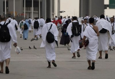 الحجاج يتوافدون إلى مشعر منى لقضاء يوم التروية