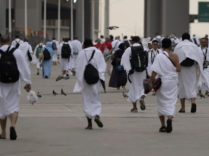 الحجاج يتوافدون إلى مشعر منى لقضاء يوم التروية