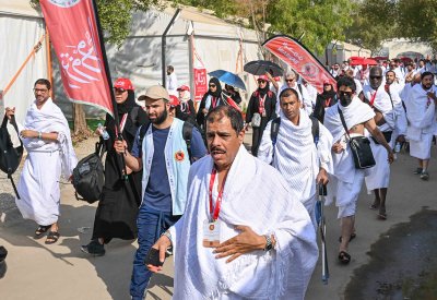 بالصور: حجاج البحرين يتوافدون إلى مشعر عرفات لأداء ركن الحج الأعظم