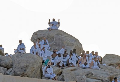 بالصور: لأداء ركن الحج الأعظم.. ضيوف الرحمن على عرفات