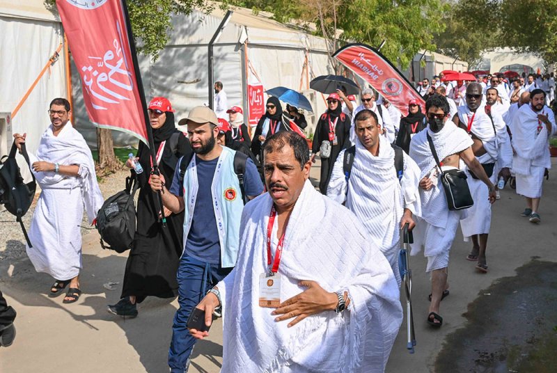 بالصور: حجاج البحرين يتوافدون إلى مشعر عرفات لأداء ركن الحج الأعظم
