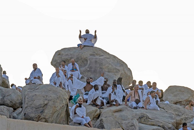 بالصور: لأداء ركن الحج الأعظم.. ضيوف الرحمن على عرفات