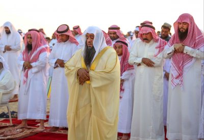 بالصور: جموع المصلين يؤدون صلاة عيد الأضحى المبارك