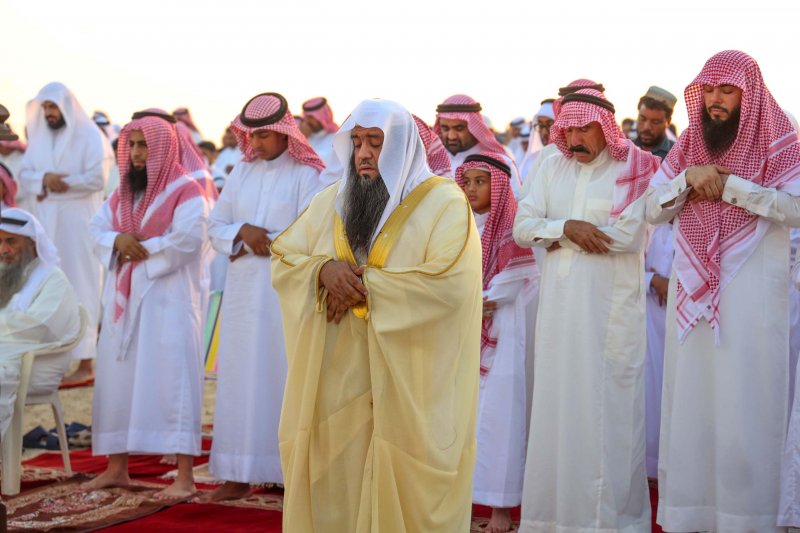 بالصور: جموع المصلين يؤدون صلاة عيد الأضحى المبارك