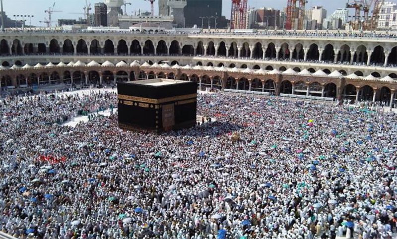 حجاج بيت الله الحرام يؤدون طواف الإفاضة وسط منظومة خدمات متميزة