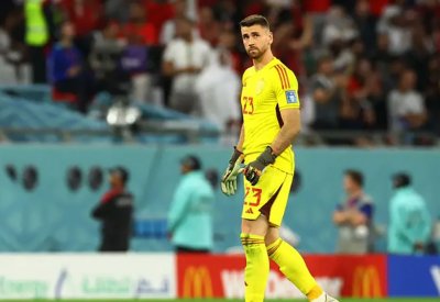 حارس إسبانيا يلعب مصاباً.. وينتظر "مشرط" الجراح بعد كأس أوروبا