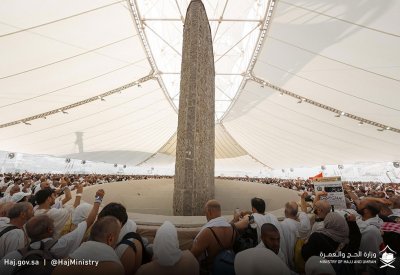 حجاج بيت الله الحرام يرمون اليوم الجمرات الثلاث في أول أيام التشريق