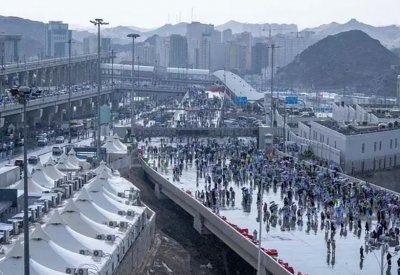 بالفيديو: رغم درجات الحرارة القياسية.. أمطار غزيرة على المشاعر المقدسة