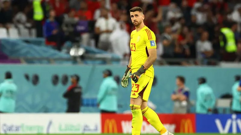 حارس إسبانيا يلعب مصاباً.. وينتظر "مشرط" الجراح بعد كأس أوروبا