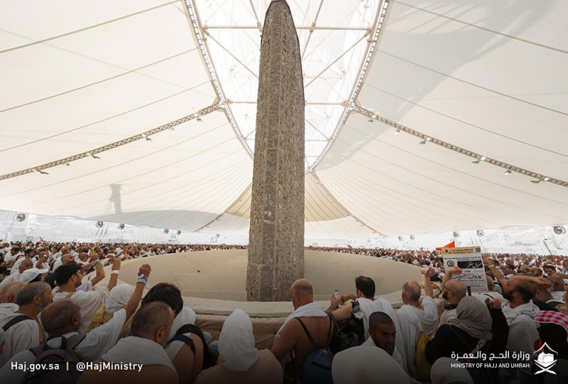 حجاج بيت الله الحرام يرمون اليوم الجمرات الثلاث في أول أيام التشريق