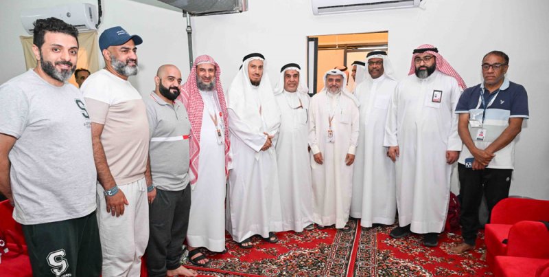 رئيس بعثة مملكة البحرين للحج يزور حملات الحج البحرينية بمشعر منى