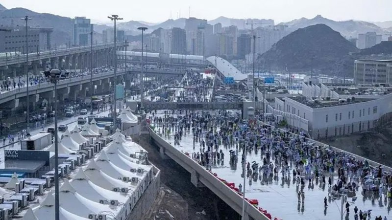 بالفيديو: رغم درجات الحرارة القياسية.. أمطار غزيرة على المشاعر المقدسة
