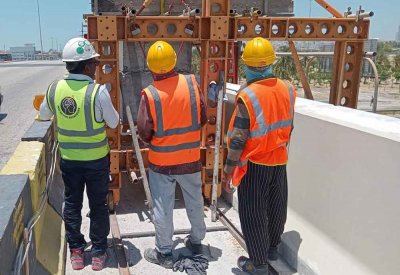 وزارة الأشغال تعلن البدء في أعمال استبدال وتركيب حواجز السلامة على جسر تقاطع السهلة