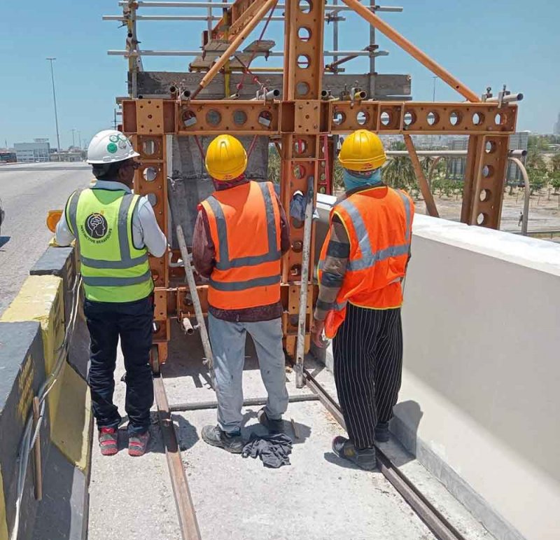وزارة الأشغال تعلن البدء في أعمال استبدال وتركيب حواجز السلامة على جسر تقاطع السهلة