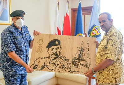 القائد العام لقوة دفاع البحرين يستقبل قائد سلاح البحرية الملكي البحريني
