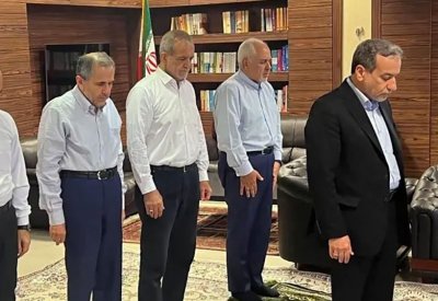 عبر صورة صلاة جماعة.. مرشح لرئاسة إيران يبعث برسائل عدة