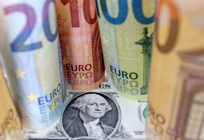 الدولار يتأرجح واليورو قرب أدنى مستوياته في شهر ونصف