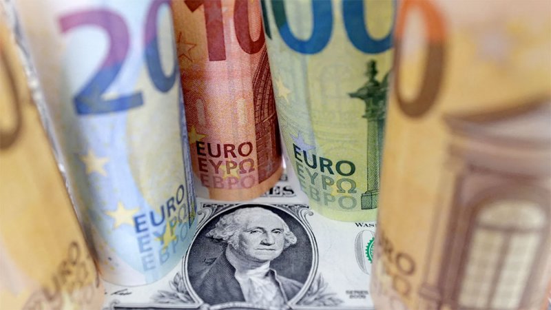 الدولار يتأرجح واليورو قرب أدنى مستوياته في شهر ونصف