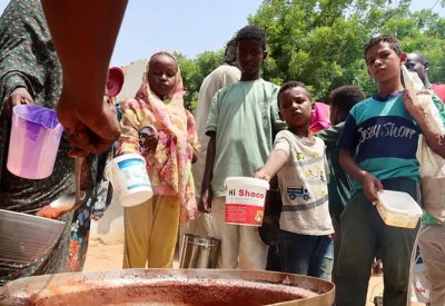 أم طبخت تراباً وأسر أكلت ورق الشجر.. شهادة مروعة من السودان