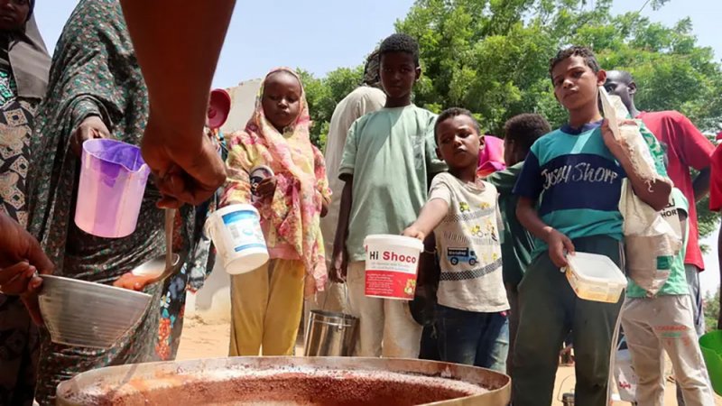 أم طبخت تراباً وأسر أكلت ورق الشجر.. شهادة مروعة من السودان