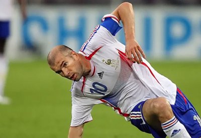 "يويفا" يمنع منتخب فرنسا من رؤية باب زيدان