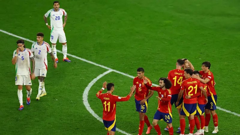 سطو مسلح.. الاعتداء على أسطورة إيطاليا أثناء مباراة إسبانيا