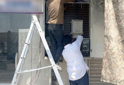 الضغط على الكهرباء يشعل حريقا بسيطا بأحد محلات “الحراج”