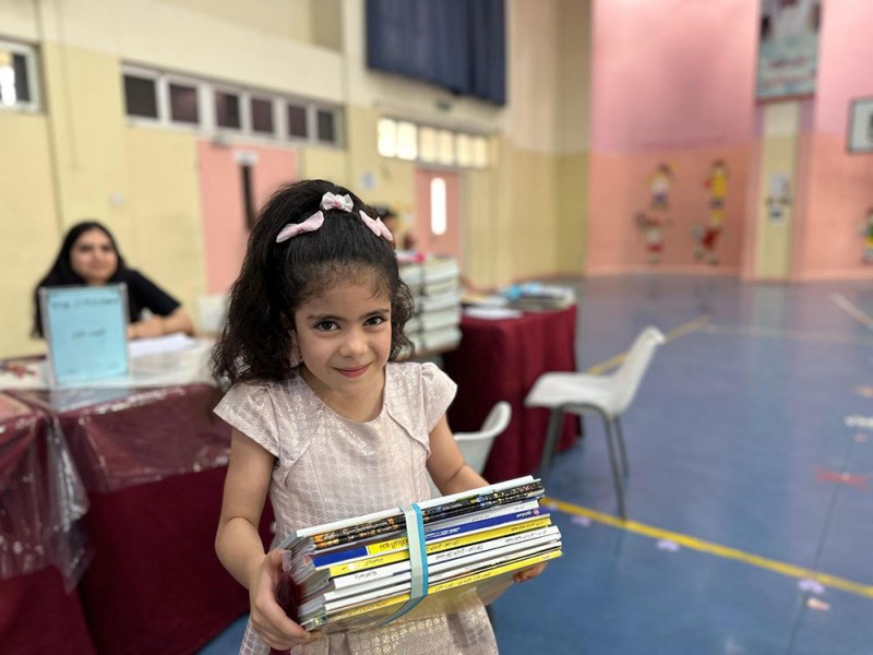 بالصور: استلام أكثر من 55 ألف طالب وطالبة كتبهم الدراسية في اليوم الأول لعملية التوزيع 