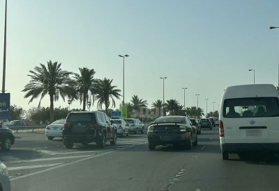 ازدحام على شارع ريا إثر حادث مروري بين مركبتين أسفر عن وقوع إصابات