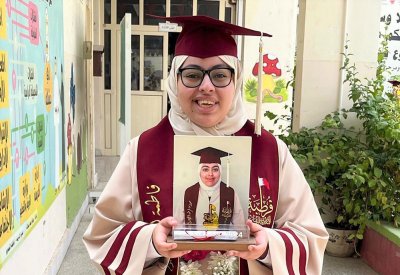فاطمة المشخص تتحدى التوحد وتنهي المرحلة الإعدادية بتميز