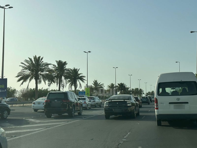 ازدحام على شارع ريا إثر حادث مروري بين مركبتين أسفر عن وقوع إصابات
