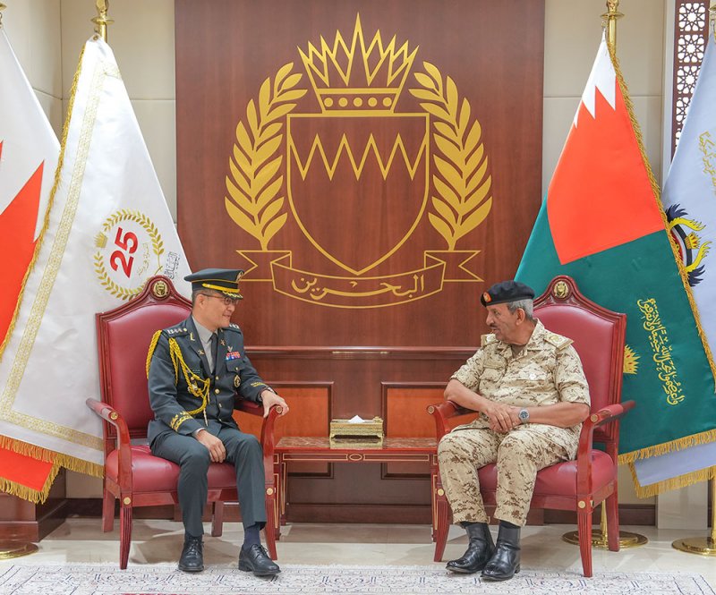 القائد العام لقوة دفاع البحرين يستقبل الملحق العسكري لجمهورية كوريا الجنوبية في مملكة البحرين