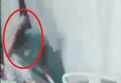 ضربه بالكوع.. طبيب يعنف مريضاً مقيداً على سرير مستشفى