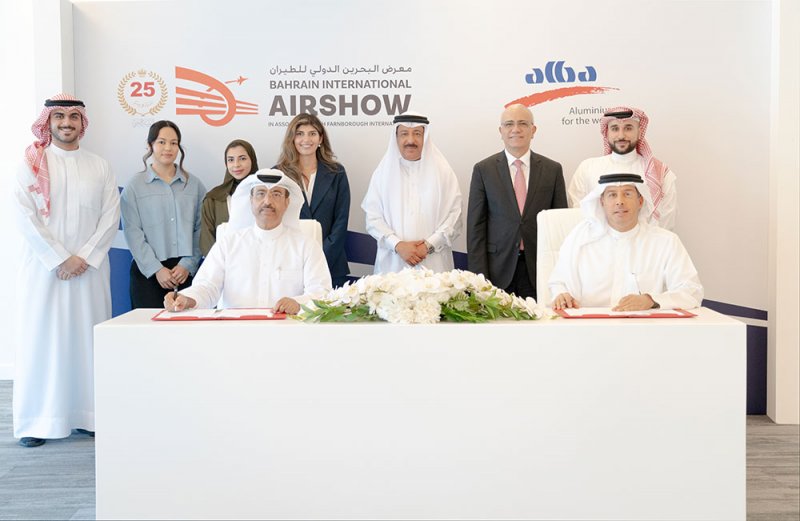 وزير المواصلات والاتصالات يوقع مع رئيس مجلس إدارة (ألبا) الرعاية الذهبية لمعرض البحرين الدولي للطيران 2024