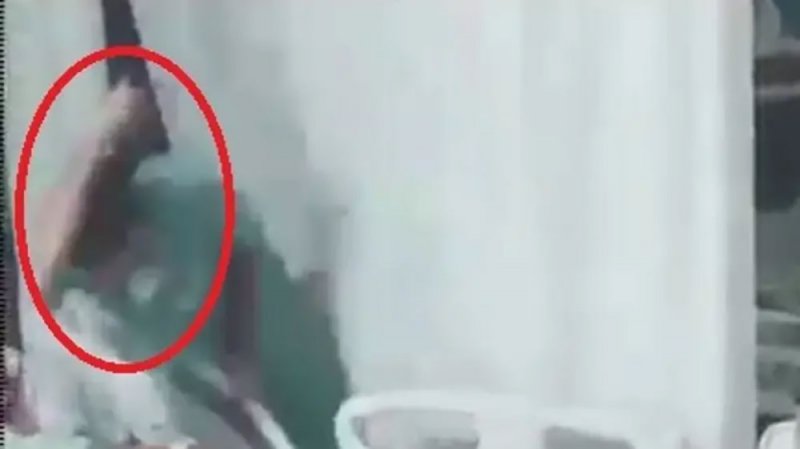 ضربه بالكوع.. طبيب يعنف مريضاً مقيداً على سرير مستشفى
