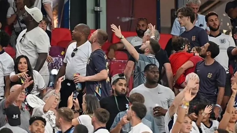 الإنجليز يعاقبون نجوم المنتخب بتصرف همجي