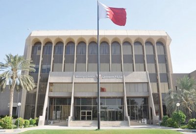 إعانة التعطل متوقفة  وديوني 450 دينارًا شهريًّا