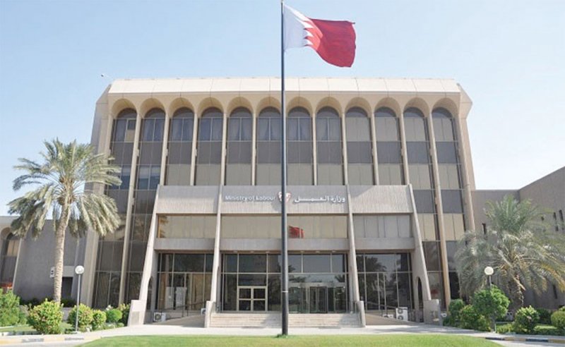 إعانة التعطل متوقفة  وديوني 450 دينارًا شهريًّا