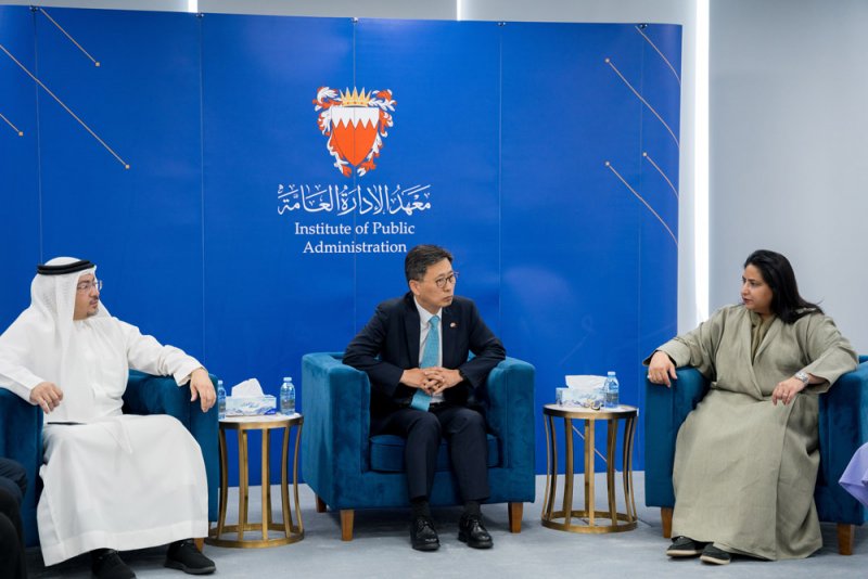 المدير العام لمعهد الإدارة العامة تلتقي منتسبي برنامج إعداد الكوادر البحرينية للمشاركات الخارجية