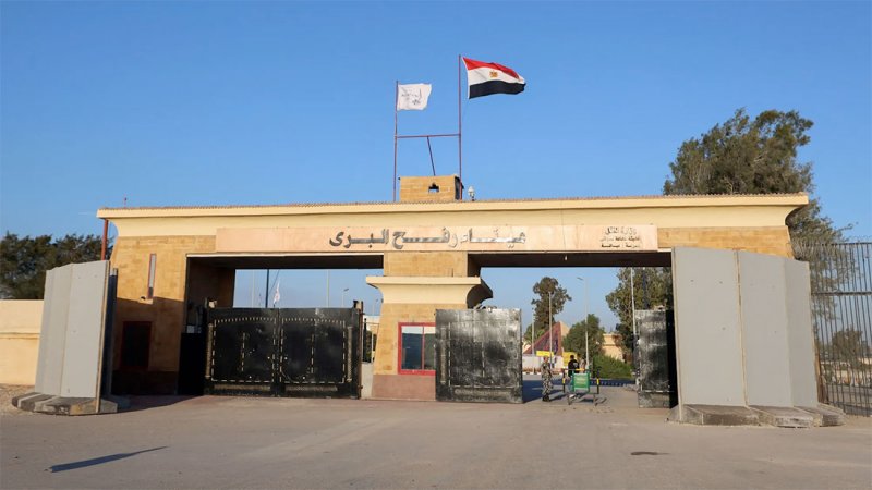 مصر تكثف اتصالاتها لوقف حرب غزة.. وتنفي "نقل معبر رفح"