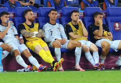 هل يجب أن يجلس رونالدو "على الدكة" في يورو 2024؟