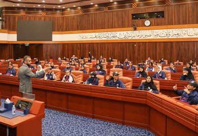 زيارات لمجلسي الشورى والنواب وورش عمل حول المهارات القيادية واكتشاف المواهب والإبداع لطلبة المعسكر الصيفي